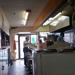 義実食堂 - 奥テーブル席から入り口