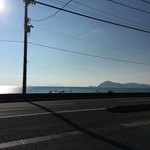 ラーメン楽 - お店の向かいは海