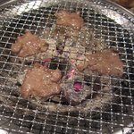 炭火でいろいろ焼いてくれや - タン　炭火で焼きます
