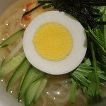 炭火焼肉 あもん - 冷麺　ズームアップ