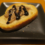 炭火焼肉 あもん - バケットレバーペースト乗せ