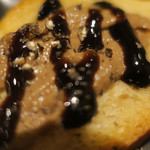 炭火焼肉 あもん - バケットレバーペースト乗せ　ズームアップ