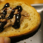 炭火焼肉 あもん - バケットレバーペースト乗せ喰らう