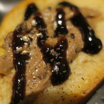 炭火焼肉 あもん - バケットレバーペースト乗せ　ズームアップ