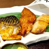 高級ブランド干物 『銀座伴助』 銀座本店 - 左のサバは文句なしに脂が乗っており、塩加減はやや控えめ。これは美味しい！