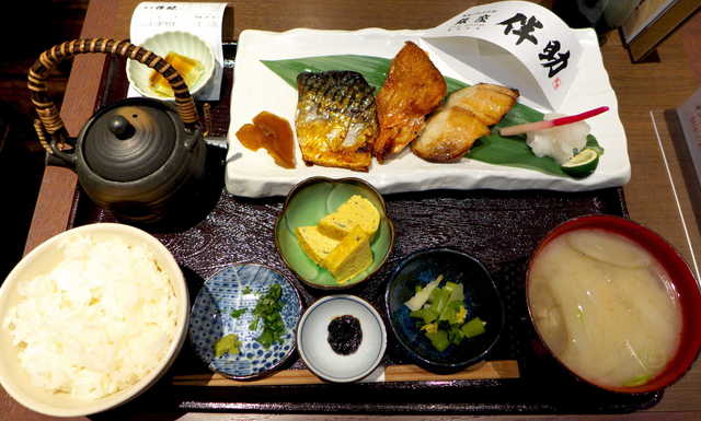 骨抜きされた サバ 赤魚 縞ホッケの三種盛りがオススメ 広島産の白味噌汁も名脇役 By よい子 高級ブランド干物 銀座伴助 銀座本店 東銀座 魚介料理 海鮮料理 食べログ