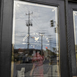 Mud Hen Water - 入り口ドアです。