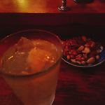 南蛮渡来 - レモンサワー(500円)とミックスナッツ(300円？)  ※不鮮明で恐縮です