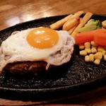 ステーキハウスカウベル - ハンバーグ、目玉焼がデフォルトで乘ってます