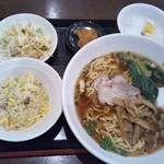 中華居酒屋 一品楼 - ラーメン半チャーハンセット ７００円(2018年7月17日撮影)