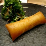 SUGALABO - 毛ガニにコーン（千葉ゴールドラッシュ）のクリーム揚げ春巻き　付け合わせはパクチー