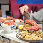 立呑み とだか - 牛ご飯、特大（別料金でウニ、イクラ乗せ）