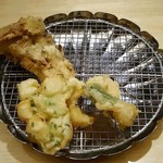 天ぷらめし 金子半之助 - 舞茸、烏賊と葱のかき揚げ、かしわの大葉巻揚げ