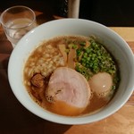 らーめん佳 - チャーシューは先にスープに沈めてから食べると美味しいです