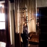 暖簾と素敵なおばあ様の後ろ姿