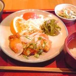 ハイ・どうぞ ふしみや食堂 - メインは鶏の香味ソース…日替わり650円。
