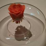 レストラン サンパウ - 薔薇とイチゴ：ベリーフルーツのソース