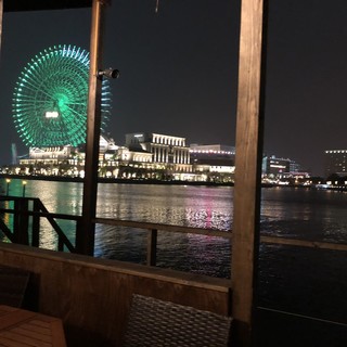 海に浮かぶカフェレストラン☆テラス席は横浜の夜景を独り占め！