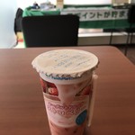 ファミリーマート - ドリンク写真:ファミリーマート 「ヨーグルトドリンク・ストロベリーヨーグルト ¥118 」入り口のドアを開けたままでの営業になっていた為!? 右奥のイートインスペースは 蒸し暑く テーブルの汚れ等あり (゚´ω`゚)゚。