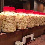 鳥茂 - 1階カウンターのラッキョ漬け