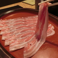 月亭 池袋店 - 豚肉持ち上げ