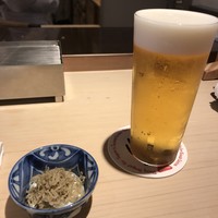 てんぷら山の上 Ginza - 生ビールとお通しのチリメン山椒。