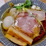 自家製麺 くろ松 - 白醤油（松）雲呑2個と味玉が付く