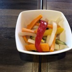 牛タンとがぶ飲みワイン 路地裏バル MATSUDAYA - 自家製ピクルス 380円