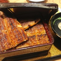 鰻う おか冨士 - 蓋が閉まっていません。特上うな重。