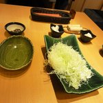 Ebisu Katsu Sai - キャベツは大皿に盛られ取り分ける