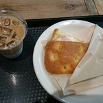 ハム&ゴー コーヒーアンドストック - アイスカフェラテ ＆ フォカッチャサンド ハムチーズ。