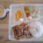 ジューシー唐揚げプレート：８５０円+税８％【２０１８年７月撮影】