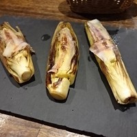 シャンパン食堂 - 皮付きヤングコーン　グアンチャーレのせ