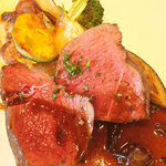 蝦夷鹿のポワレ　赤ワイン風味　フランス産茸のソース 。