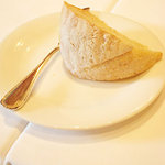 ブラッスリー マノワ - カンパーニュのようなパン。