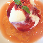 ブラッスリー マノワ - 桃のコンポート・桃のジュレとバニラアイス添え。