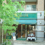 ブラッスリー マノワ - マンションの１階でやや奥まった場所にあります。