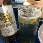 Mana Pochana - 氷入りビール。ギョッとするが薄めのビールがタイの風土にあっている