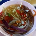 Mana Pochana - 一切手加減のないトムヤムスープ。激辛。しかし美味い。
