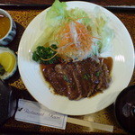 レストラン香り - サービスランチ（700円）のメニューの一つです。御値段の割にとても美味しくお肉がいただけます。ソースが最高。生野菜もいつも新鮮でドレッシングも美味しいです。ご飯も艶があって美味しいです。