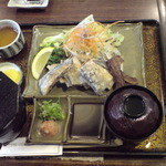 レストラン香り - さんまのから揚げです。これもサービランチメニューの一つ。下味がついて香ばしくふっくら揚がっています。味のしみ込んだ骨のから揚げも絶品です。付いてくるお味噌汁が上品な「おふくろの味」っぽくて幸せな味です