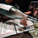 know by moto - [ドリンク] 会津 中将 (夏限定 吟醸酒) をグラスに注ぐ♪ｗ ①