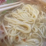 鶴見塩元帥 - 「天然塩ラーメン」（700円）の麺アップ