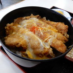 89604178 - カツ丼です。一味をプラス