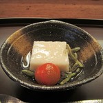 ふじ居 - ⑥山芋羹とじゅんさいとトマト。