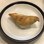 博多祇園鉄なべ - 皮カリカリの一口サイズの餃子です。