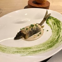 オルト - 稚鮎。少し苦味のある肝ソース。
                鮎の中にはマッシュポテトとコーンが入っていてソースと相性バッチリ。
                友人Sが鮎の頭で喋りかけてくるーー(笑)