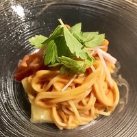 オルト - 冷製パスタ。
                フルーツトマトとキウイが甘い。
                夏にぴったりのさっぱりしたトマトパスタ。