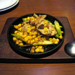 バーガーファクトリー - アスパラガスとコーンの豚肉炒め(550円)