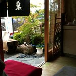 利休庵 - 店内から見たお店の入り口付近